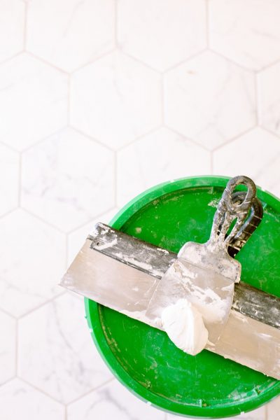 Plastering tools on a green plastic lid